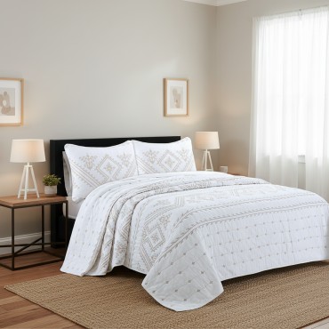 A skin-friendly, breathable, and warm white cotton quilt set