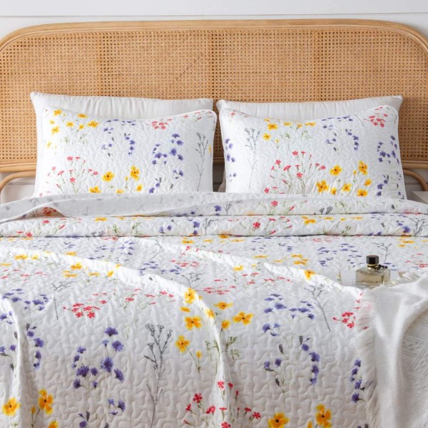 A lightweight and breathable printed four-season bedding set
