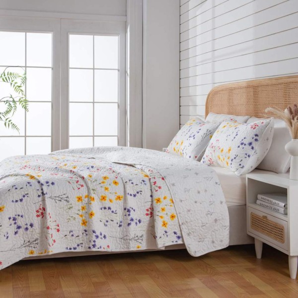 A lightweight and breathable printed four-season bedding set
