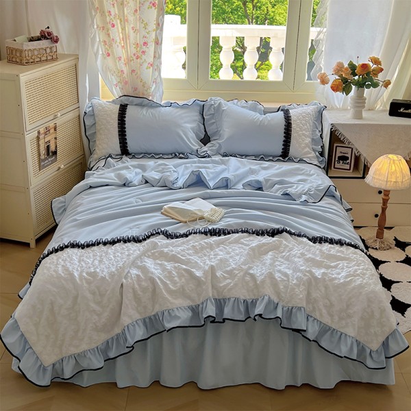 Skin-friendly Lace Bedding Set with Wear-resistant Fabric