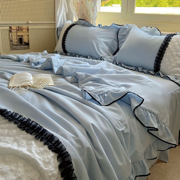 Skin-friendly Lace Bedding Set with Wear-resistant Fabric