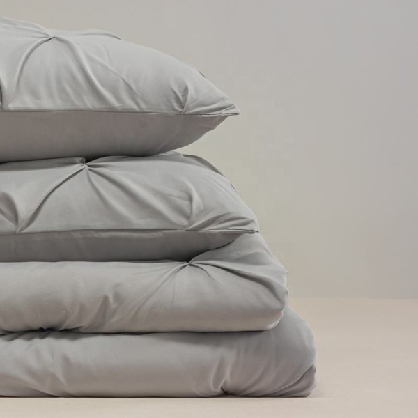 A soft, skin-friendly and warm down quilt bedding set