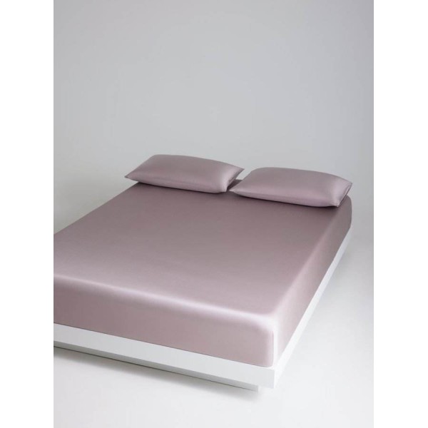 A firm-fitting, anti-slip, and durable bedspread